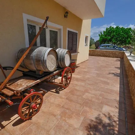 Grosse In Mit Garten Und Terrasse Apartment Dajla