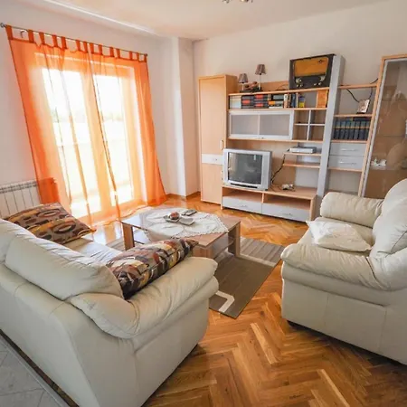 Apartment Grosse In Mit Garten Und Terrasse Dajla
