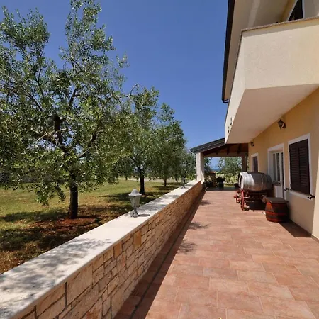 Grosse In Mit Garten Und Terrasse * Dajla