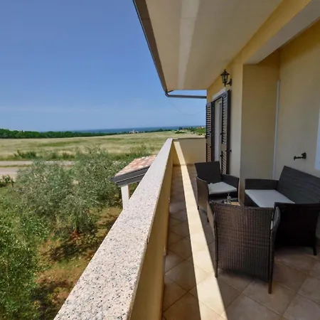 Apartment Grosse In Mit Garten Und Terrasse Dajla